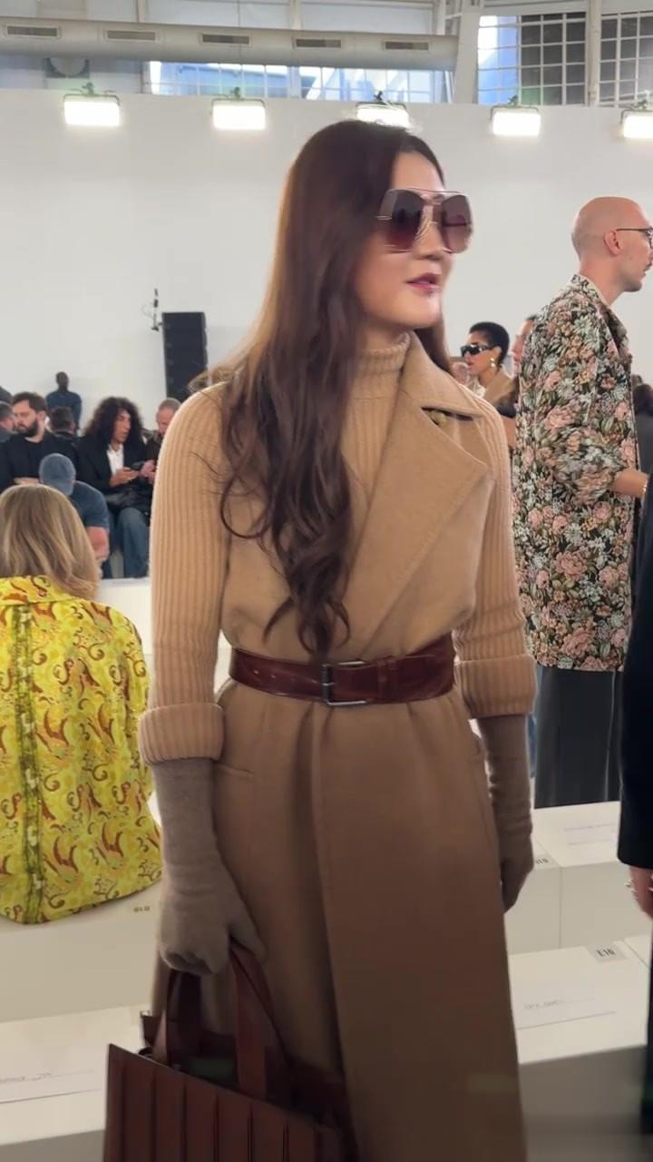陈梦闪耀米兰秀场，穿束腰大衣搭配浪漫波浪卷，一颦一笑气场全开
