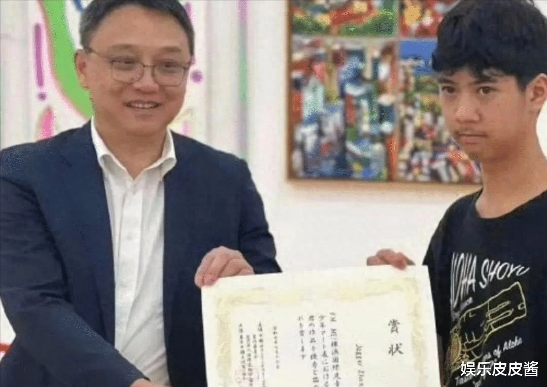 刘芸亲自打扮儿子，烫头穿大裤衩，成功挽回形象，和郑钧有点像