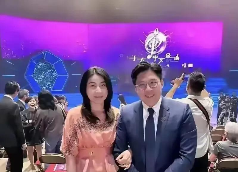 霍启刚对郭晶晶,真是生理性喜欢,从两人拥吻时身体距离就能看出