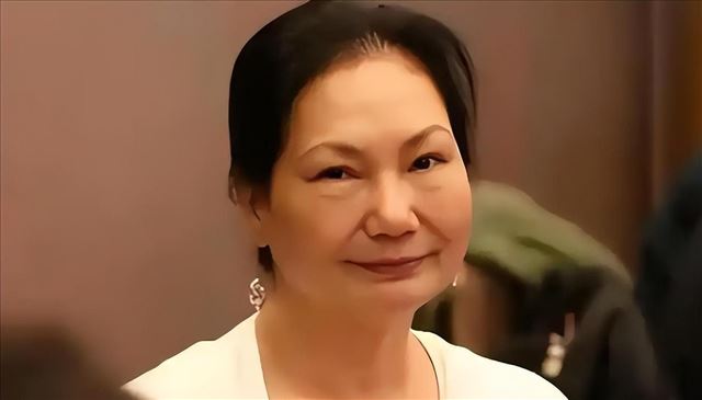 小杨阿姨首为大S发声!对比两任女主人,到底谁“更胜一筹”