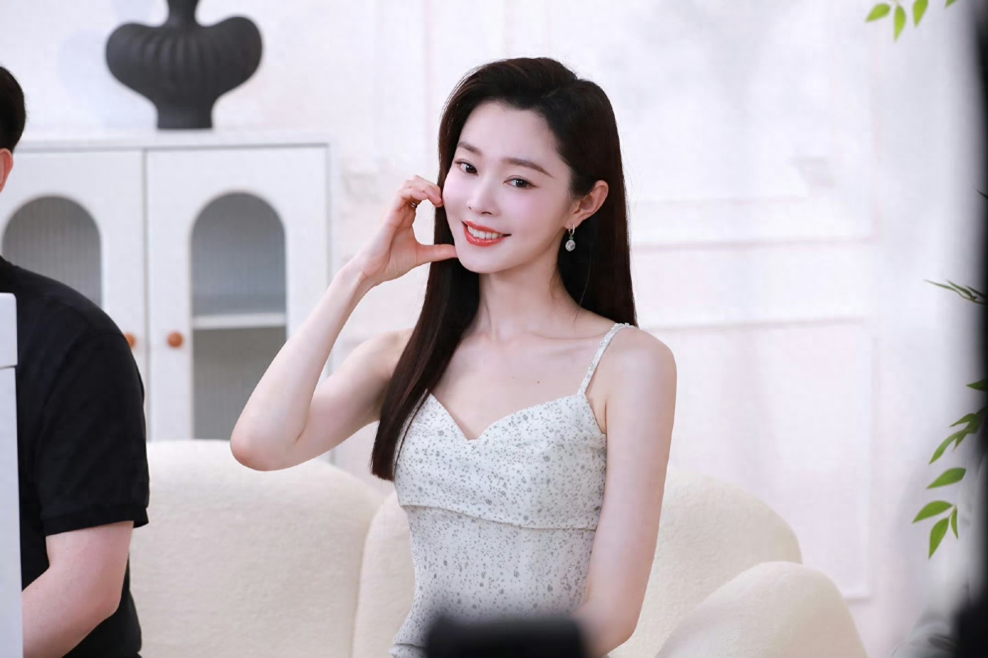 宋轶长发温柔，白色吊带裙甜美可人 ???