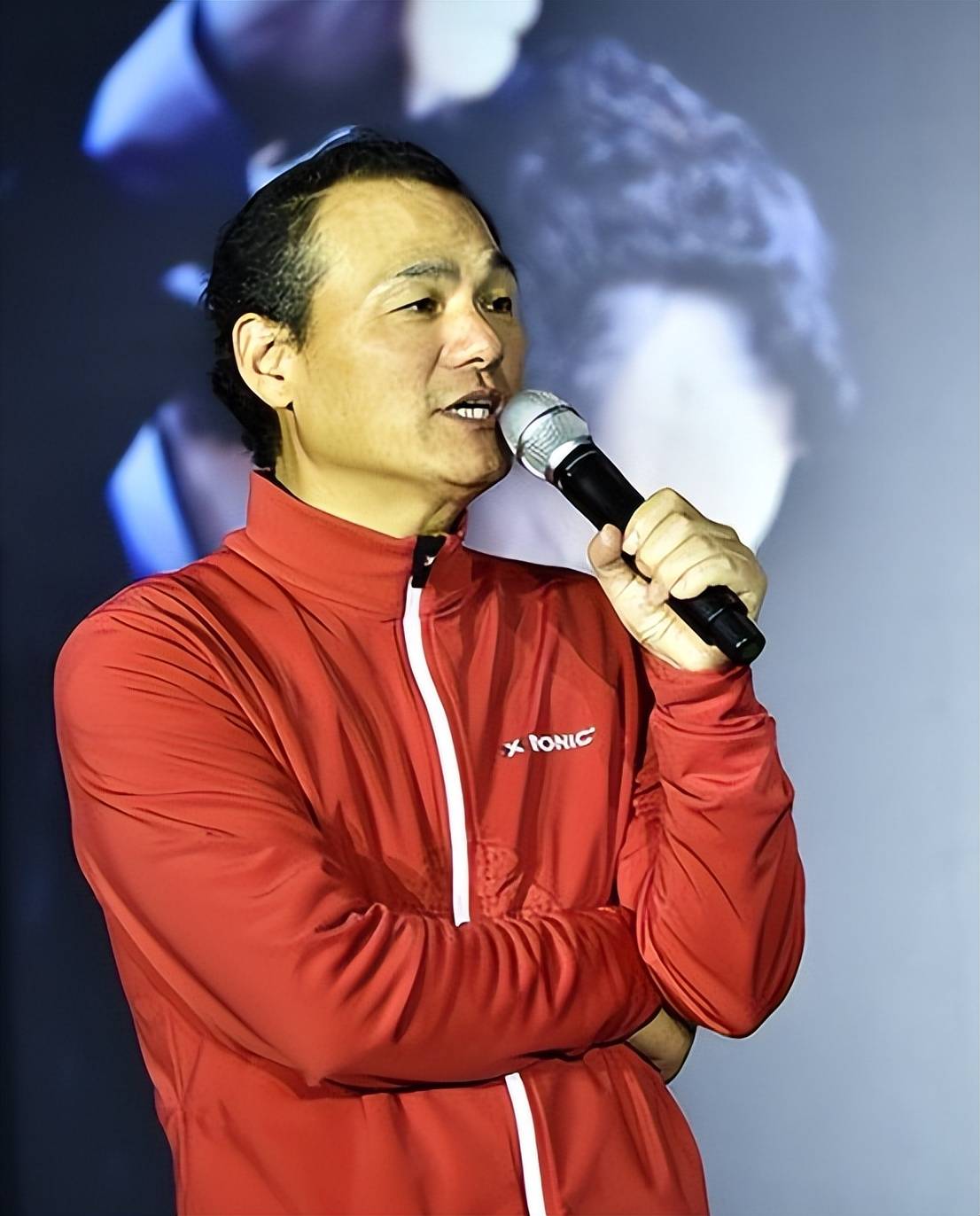 曾是上海顶流歌手，娶小27岁朋友女儿为妻，如今63岁已是歌厅老板