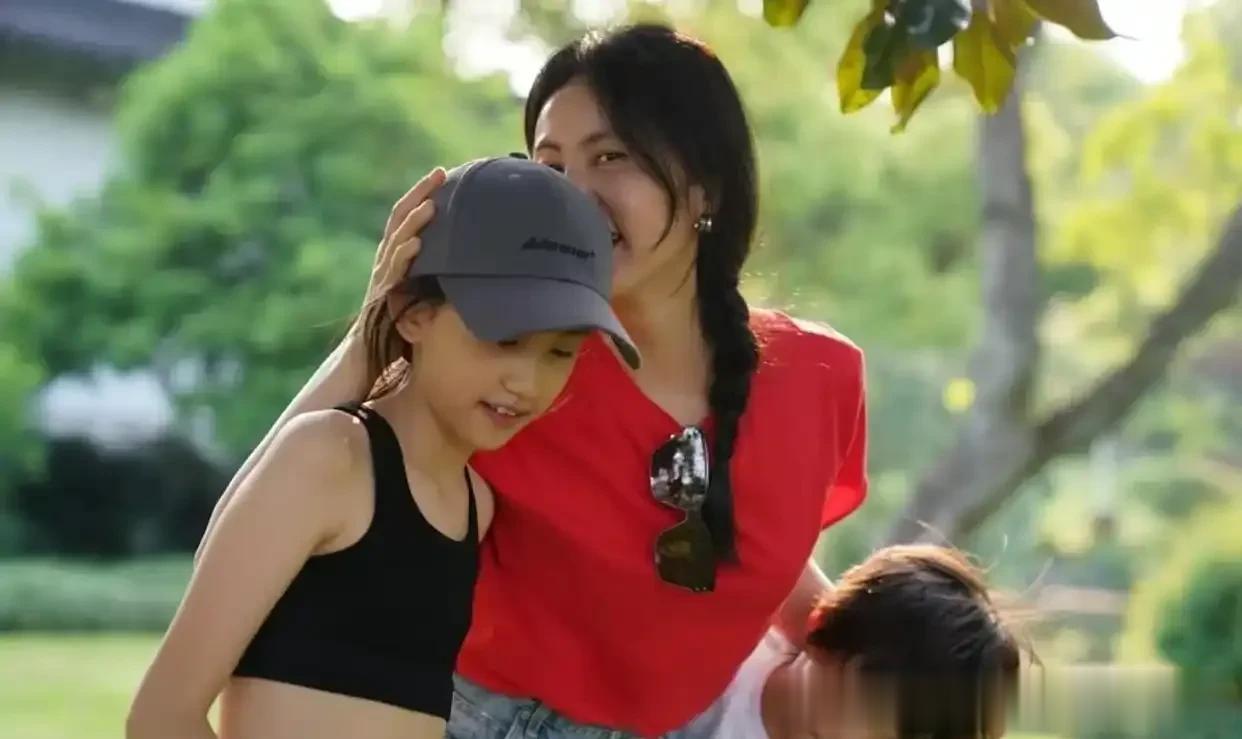 孙莉晒与俩儿女合影，11岁多妹穿搭时尚身高优越，弟弟也长大了