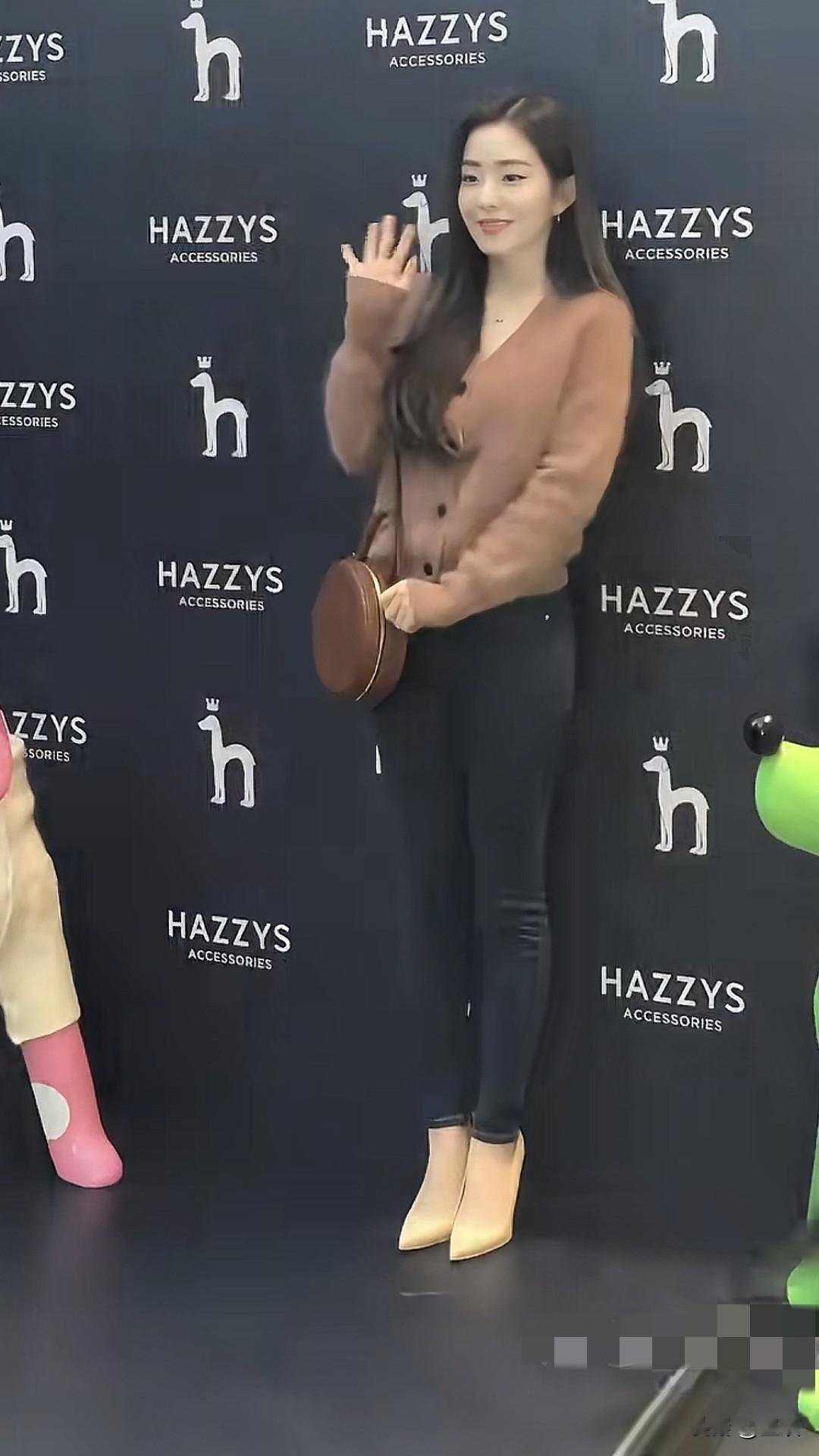 裴珠泫棕色开衫配黑裤，造型简约