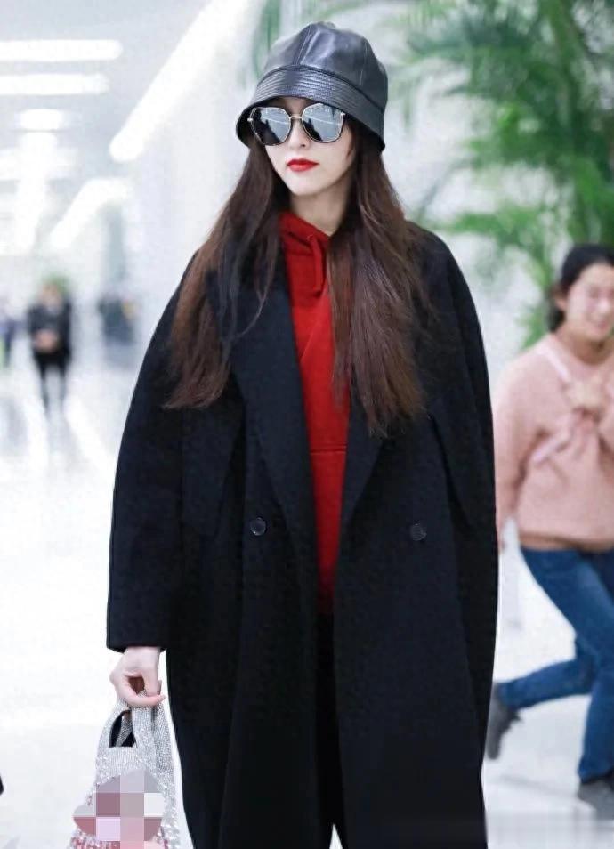 唐嫣机场私服真简约！黑大衣+红卫衣+黑裤子，高级又洋气！