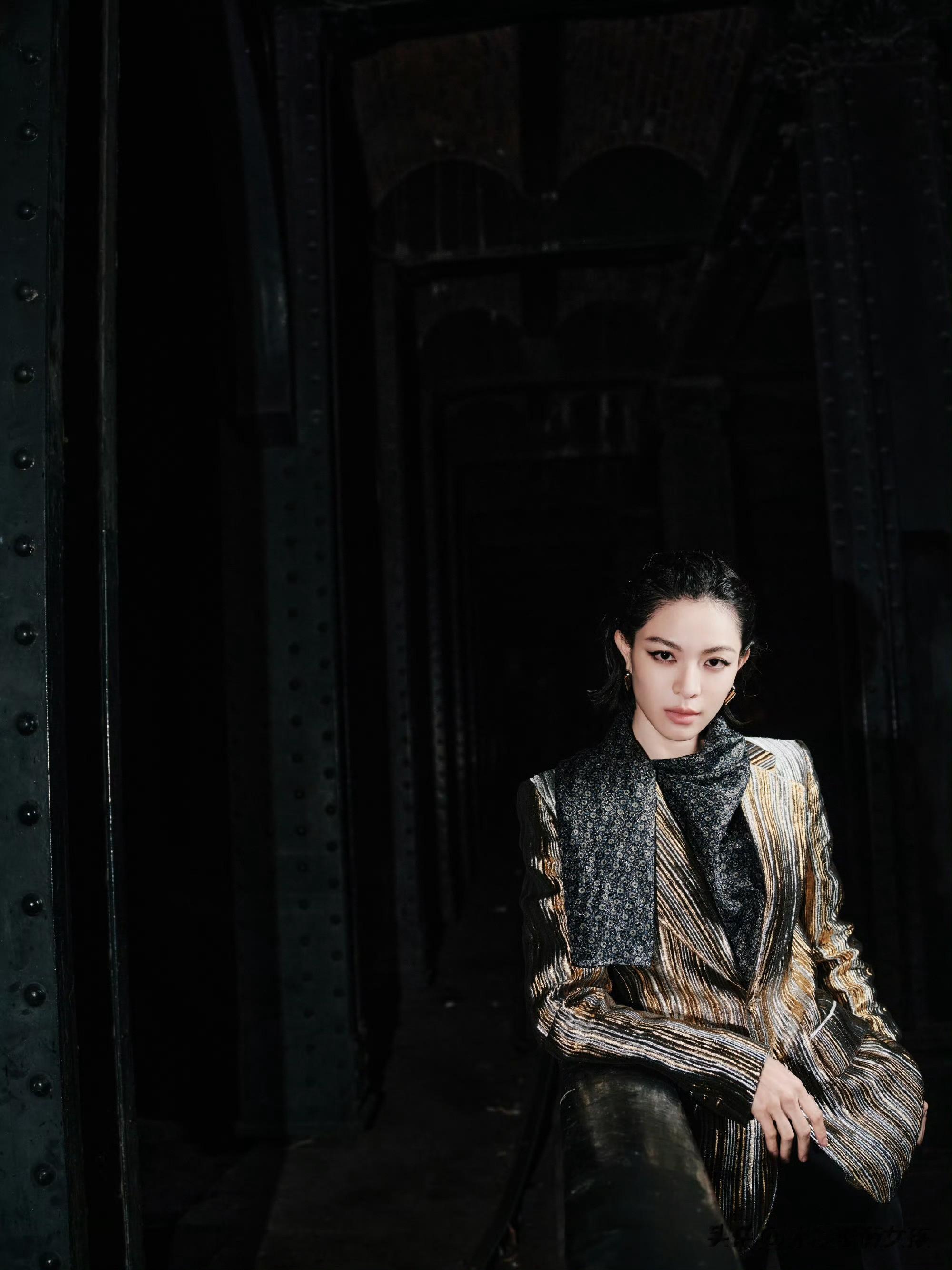 钟楚曦LV大秀金丝西装湿短发吸睛