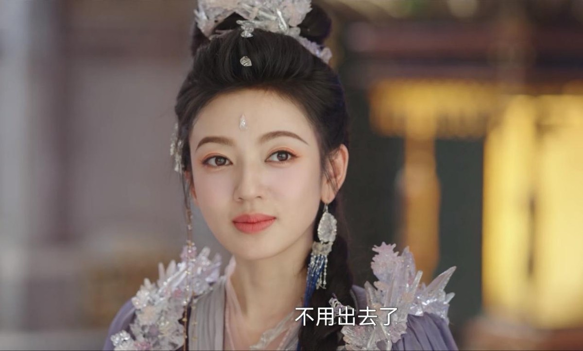 白鹿的红衣，曾舜晞的白发，何瑞贤的脸，《临江仙》开播赢麻了