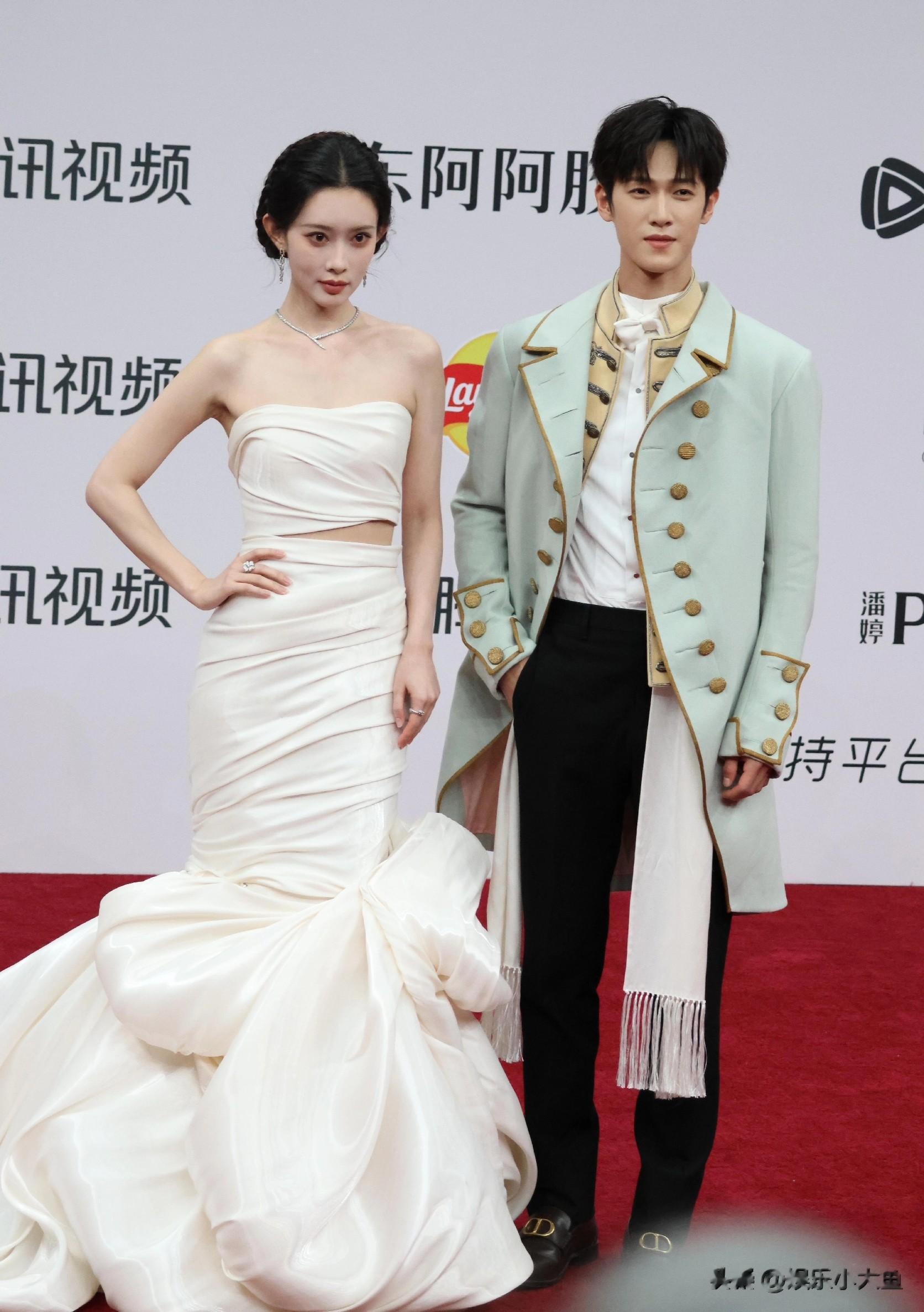 孟子义出席腾讯视频星光大赏，金光闪耀女神降临，美不胜收