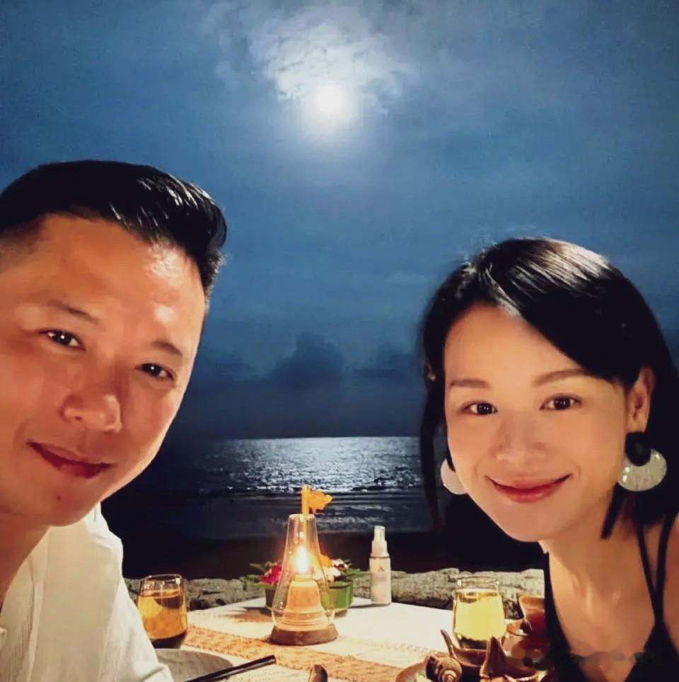 胡杏儿46岁生日度假照曝光！小腹隆起引热议 网友：拼四胎追女儿？