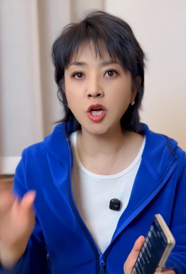 51岁方琼走路上班，穿百元羽绒服，鞋底直接断开，大雪天很狼狈！