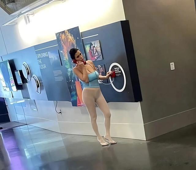 听筒里的秘密:侃爷夫妇博物馆时尚惊雷,辣妹裤袜外穿引爆话题!