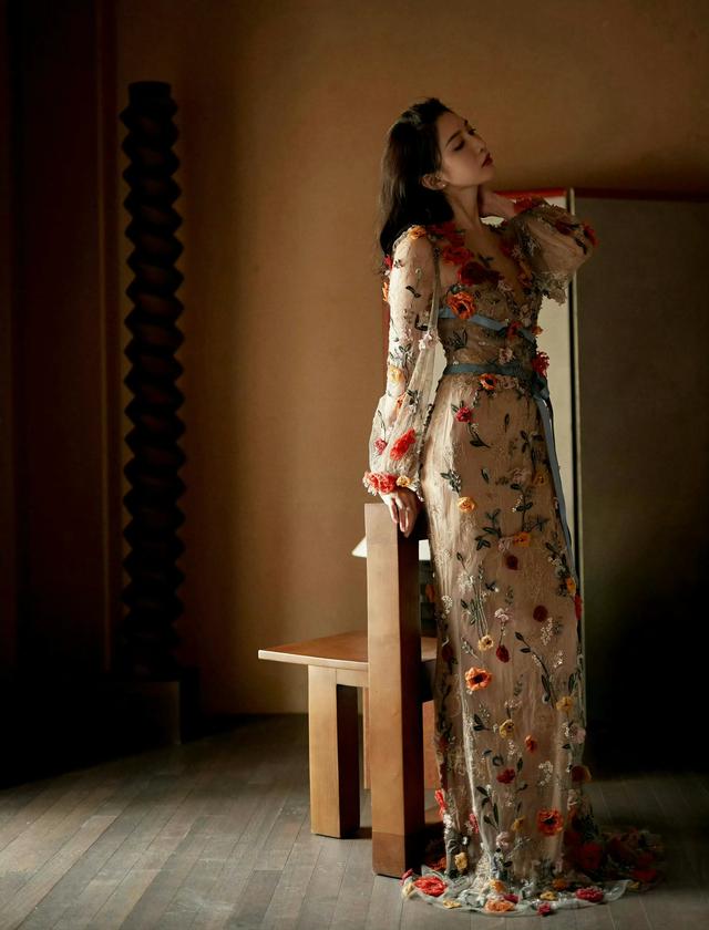 江疏影红唇氛围感，体态迷人