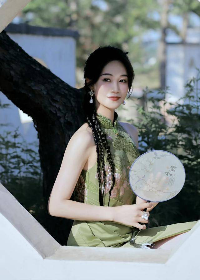 蓝盈莹绿色旗袍的美,宛如定格在画中的仙女