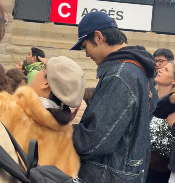 金莎携小男友现身英国，皮草配奶奶帽显老气，孙丞潇看她一脸宠溺