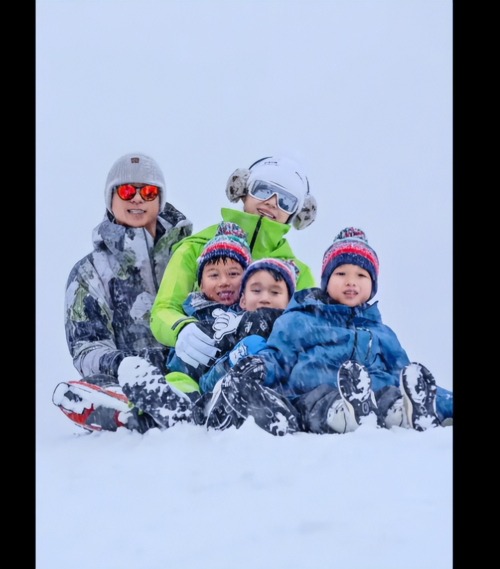 胡杏儿一家东北滑雪，三个儿子一起出镜，老公显得超年轻！
