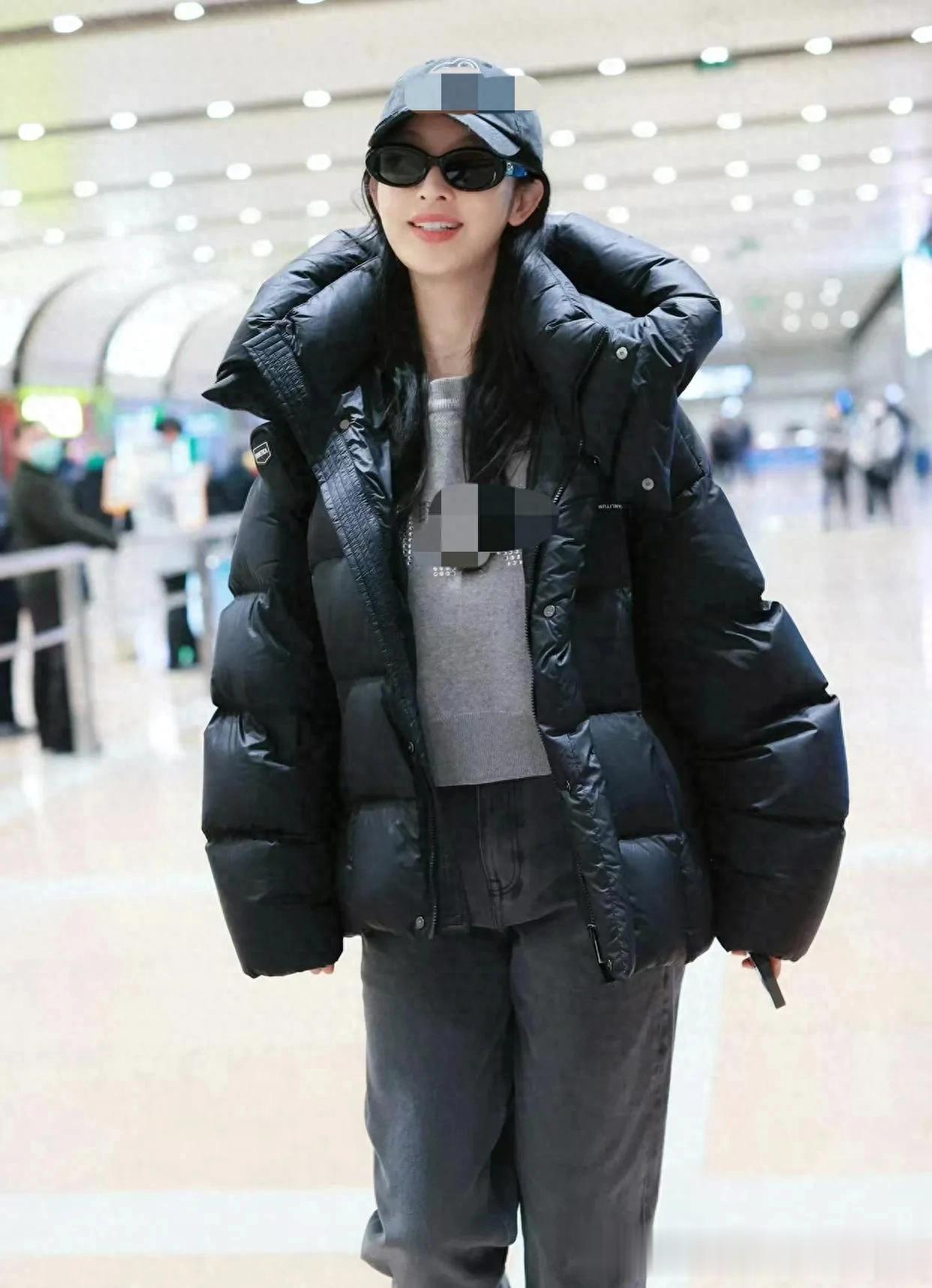 张俪不愧是穿搭高手！黑色羽绒服+灰色毛衣+牛仔裤 时髦减龄又高级