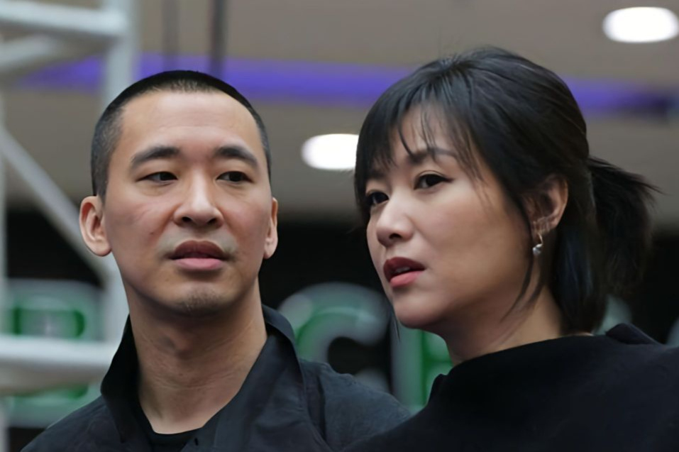 徐静蕾黄立行美国超市被偶遇！相伴15年仍甜蜜，网友：活久见！