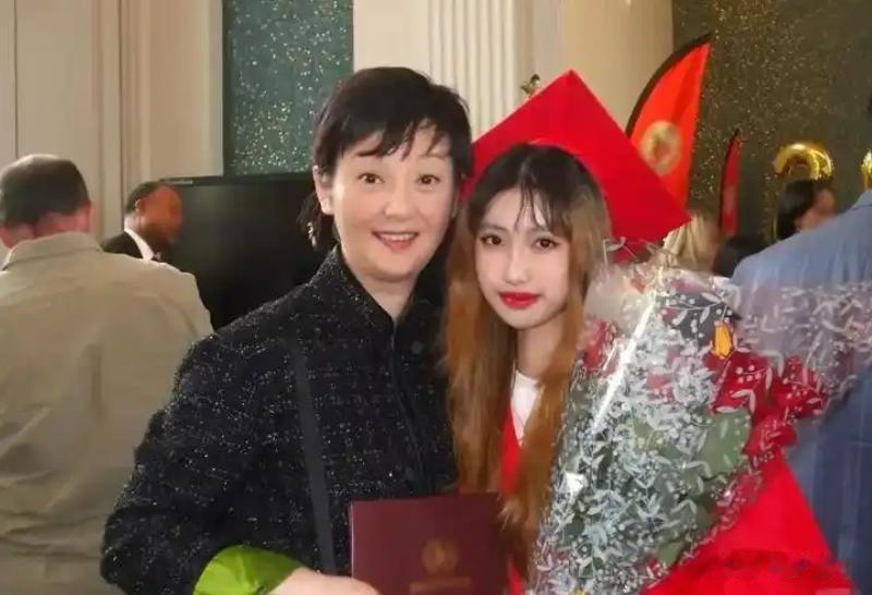 演都不演！徐帆回应离婚传闻后，冯小刚一个举动撕下她的“体面”