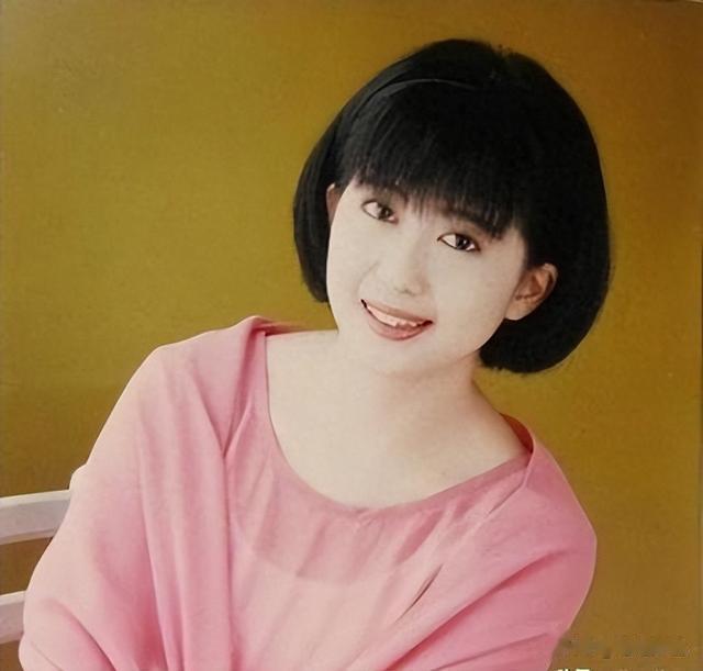 孟庭苇现状：风韵犹存容颜不改，56岁单身潇洒，儿子18岁长得超帅