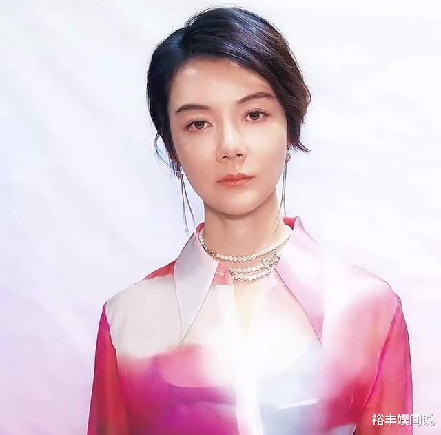 太节俭！70岁王丽云开尼桑外出，20多年不换车，女儿车晓开奥迪S8