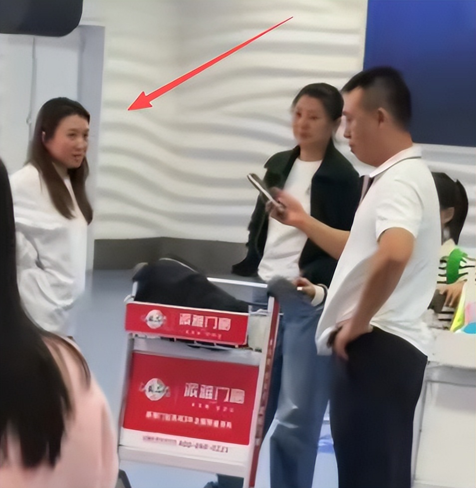 闫学晶风波后首现身！双手插兜，满脸不屑，看来她还没有认识到错