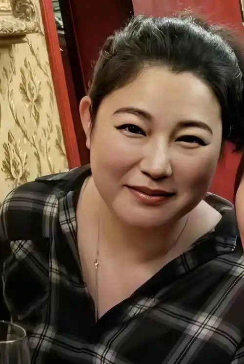 44岁演员于娜男友去世！年仅35岁，是音乐人，没钱治病到处筹钱