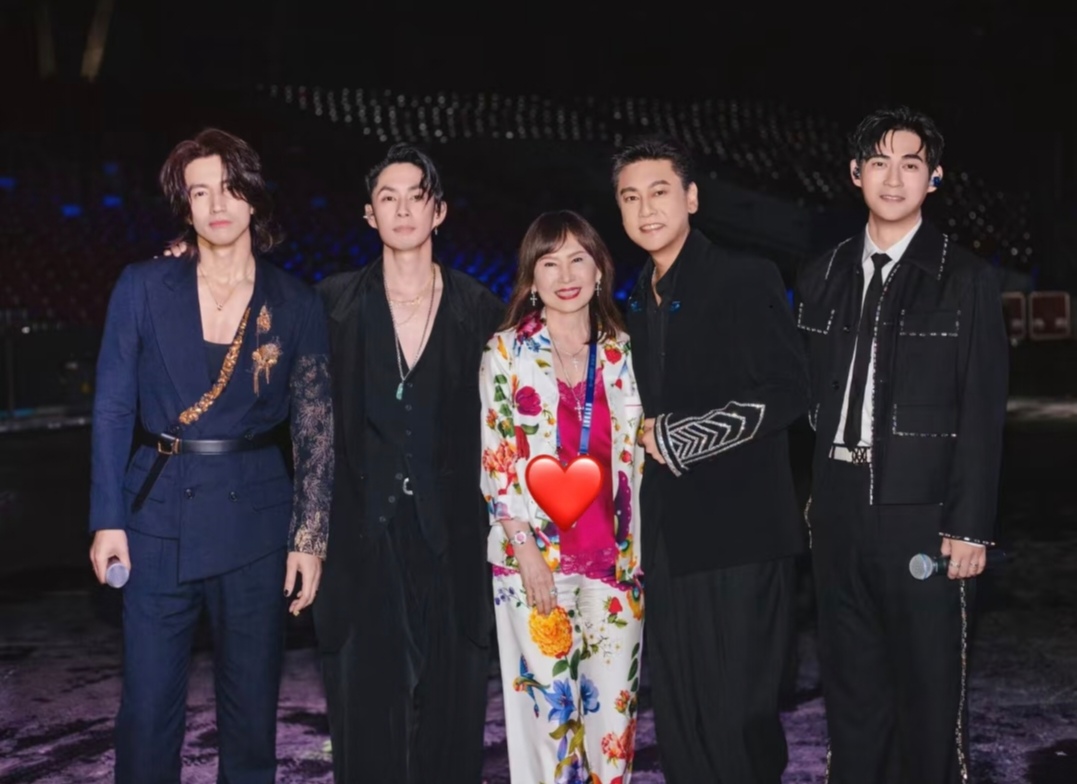 吴建豪妈妈晒与言承旭周渝民阿信合照，70岁看着好年轻，又漂亮