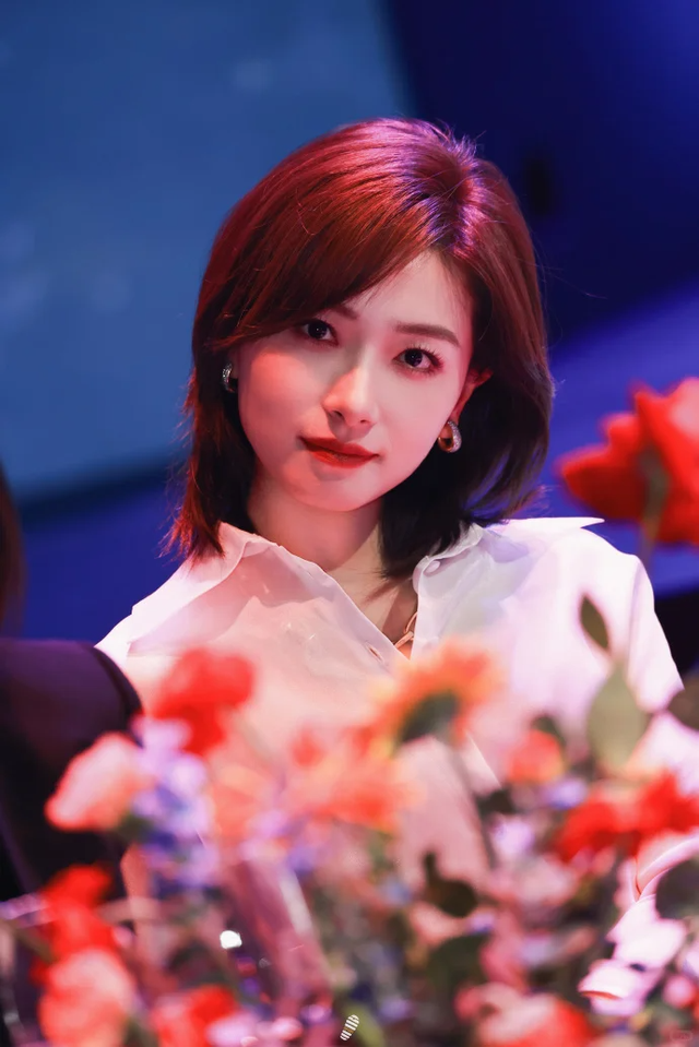 43岁万茜再破“天花板”:这一次,她让整个娱乐圈“沉默”了!