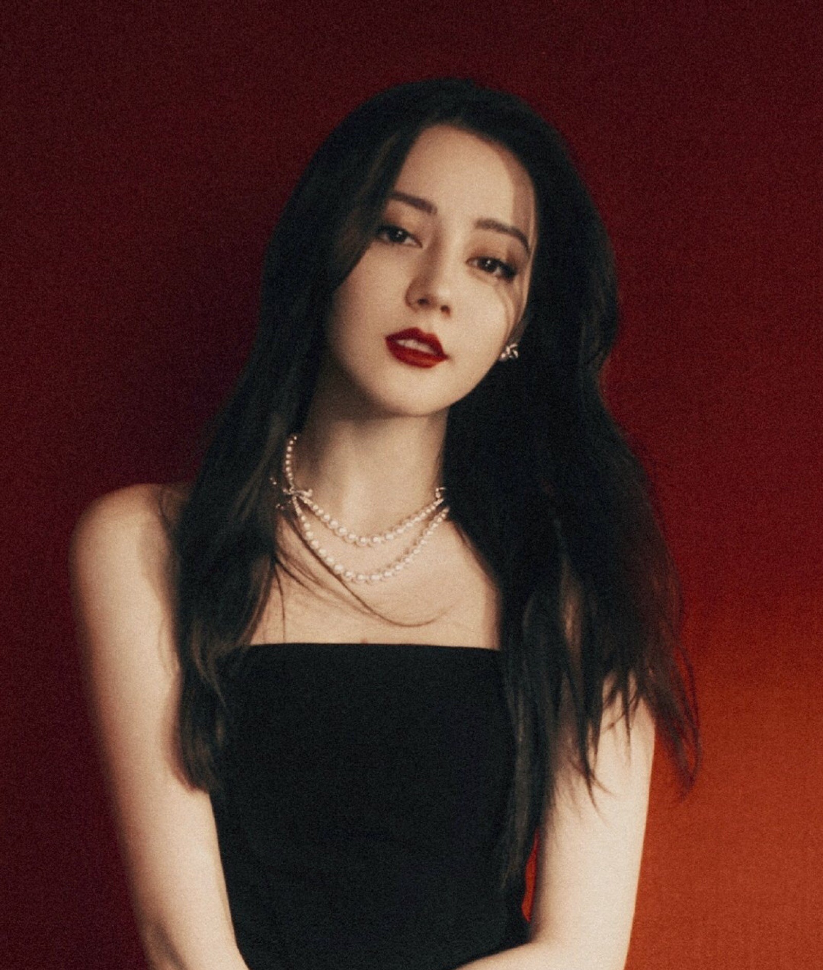 迪丽热巴新中式红毯造型争议：艺术突破还是团队失职？