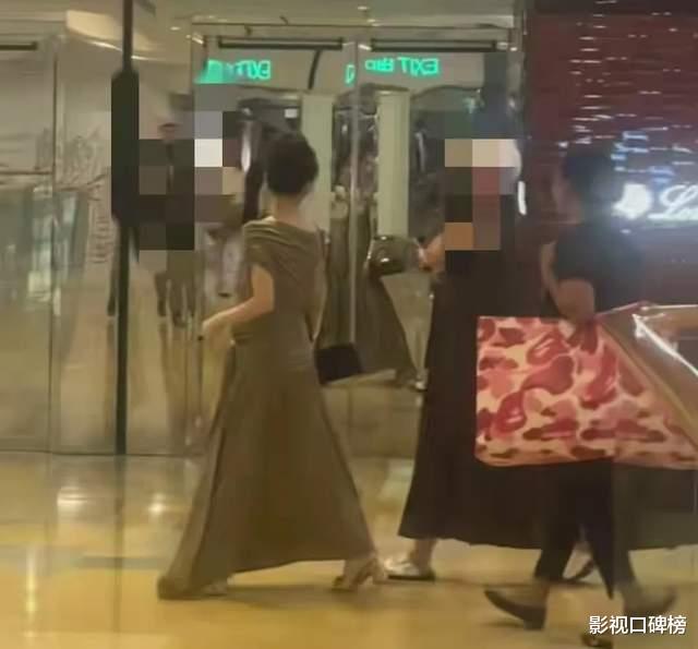 方媛挺孕肚踩着高跟鞋逛街,和好友聊天有说有笑,步履轻盈很松弛