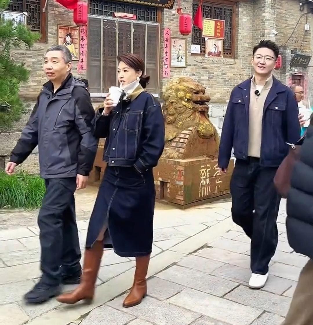 46岁主持人张蕾与富豪老公逛街，她气质出众，五官精致，皮肤白皙