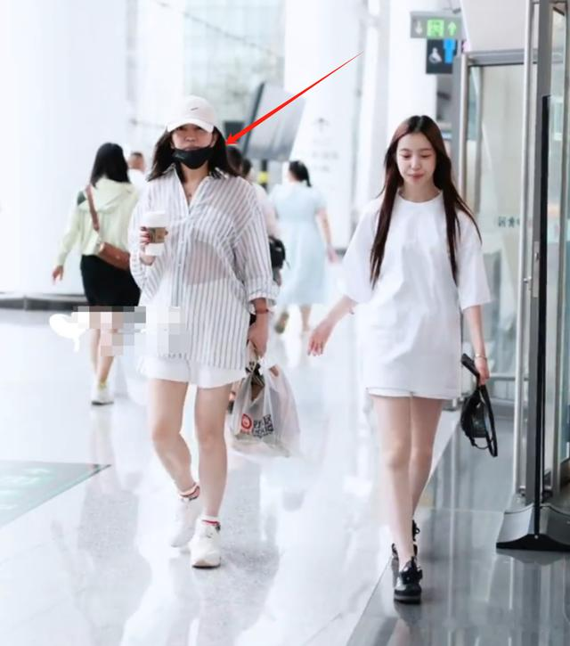 赵薇罕见现身北京,穿透视衬衫浑身松弛,被偷拍后黑脸立马躲开