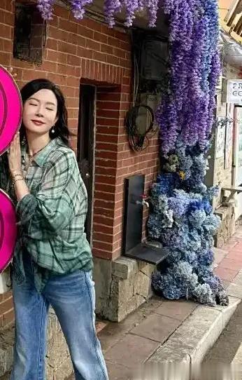 陈数素颜太敢了！反差大认不出，但穿搭在线，时尚高级真没得挑！