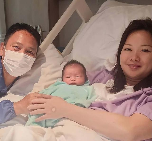 突发!香港知名男星王祖蓝舅父破产,去年以67岁高龄老来得子