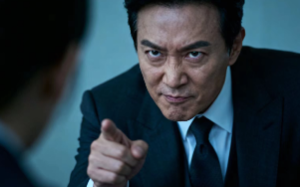 烈士遗孤打工遭诬陷殴打，地方官欲捂盖子，岂料军方车队开进了县政府大院