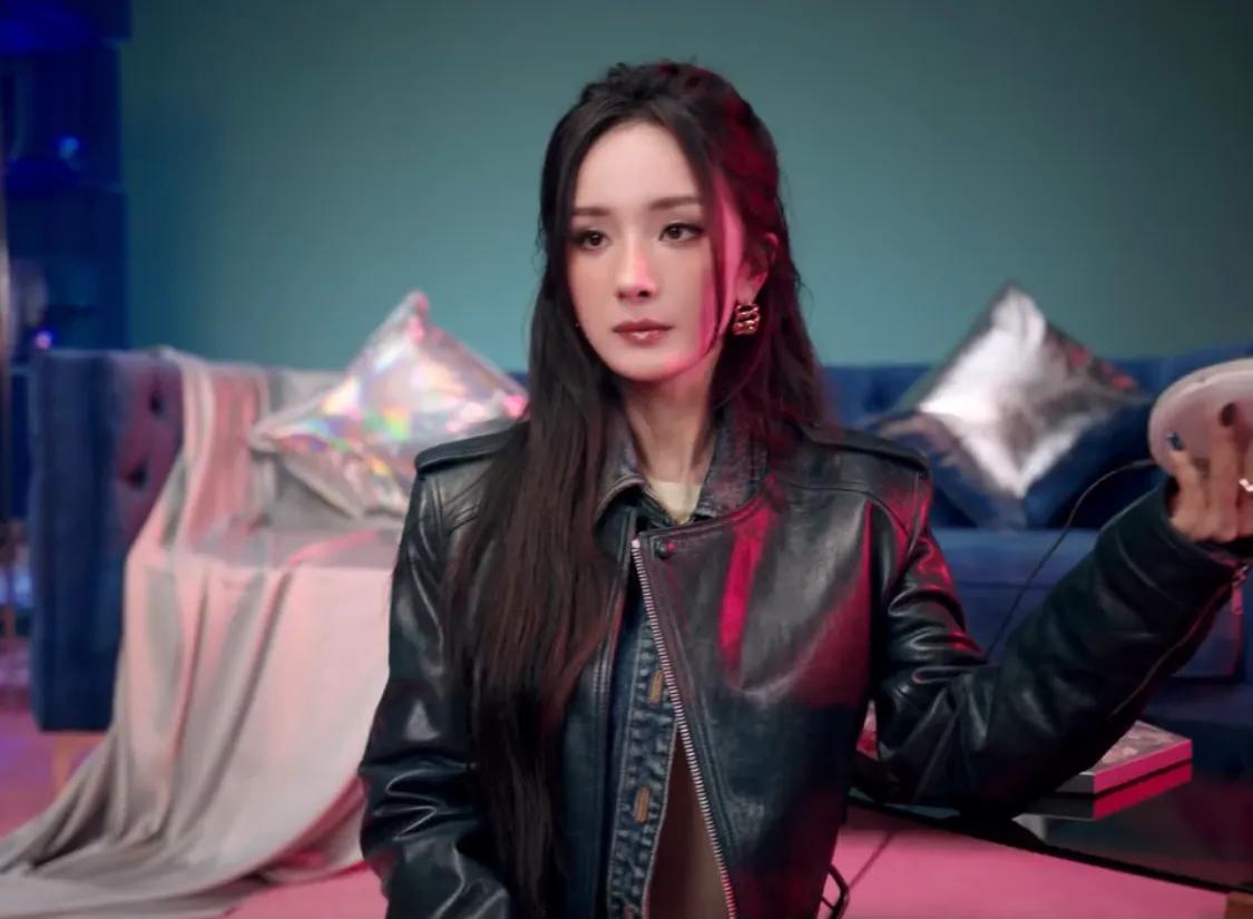 杨幂穿豹纹高跟鞋坐地上,她玩弹珠的样子很美,她长了一张建模脸