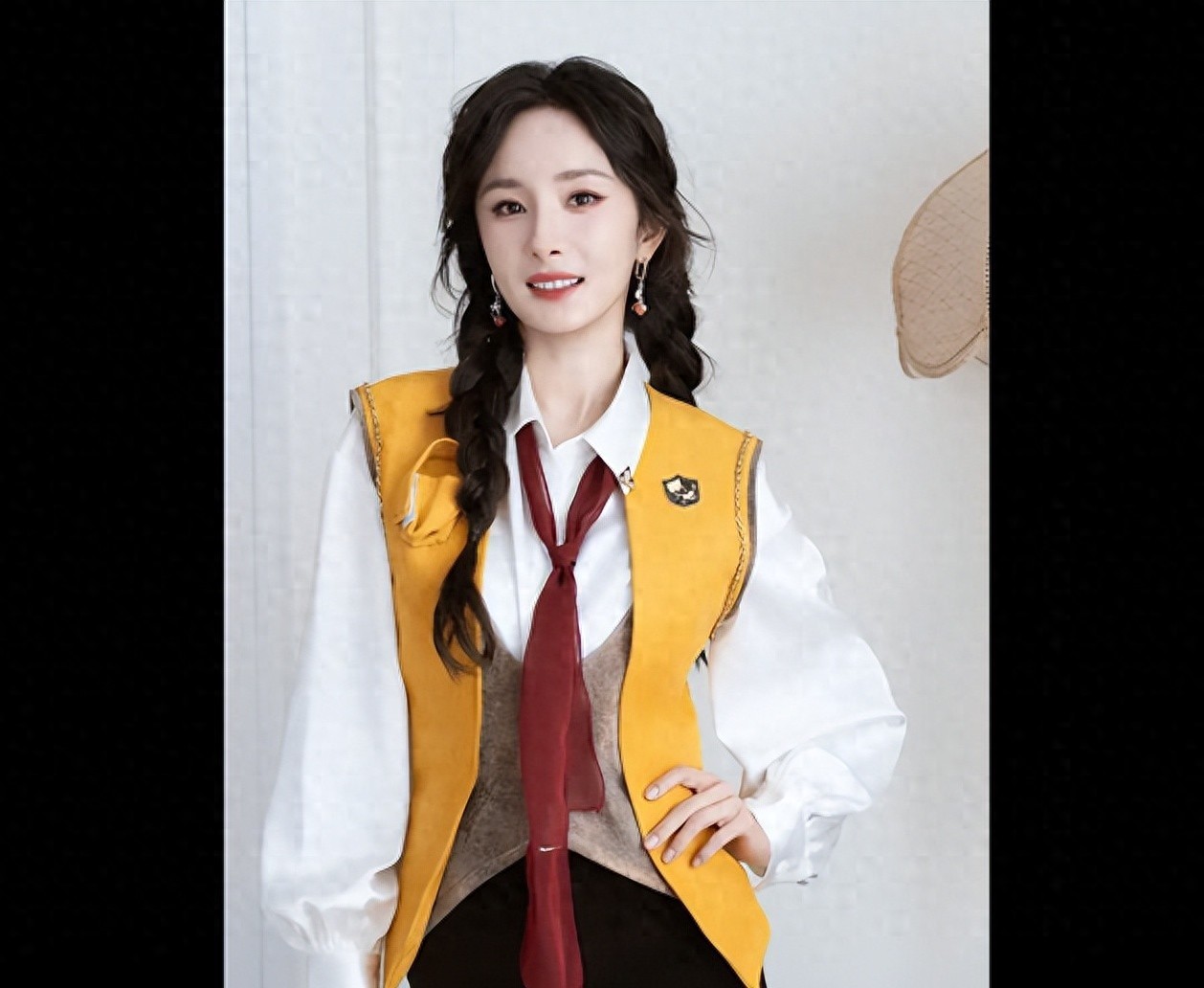 穿梭时尚前沿，杨幂再度惊艳，魔术师新造型背后的流量密码。