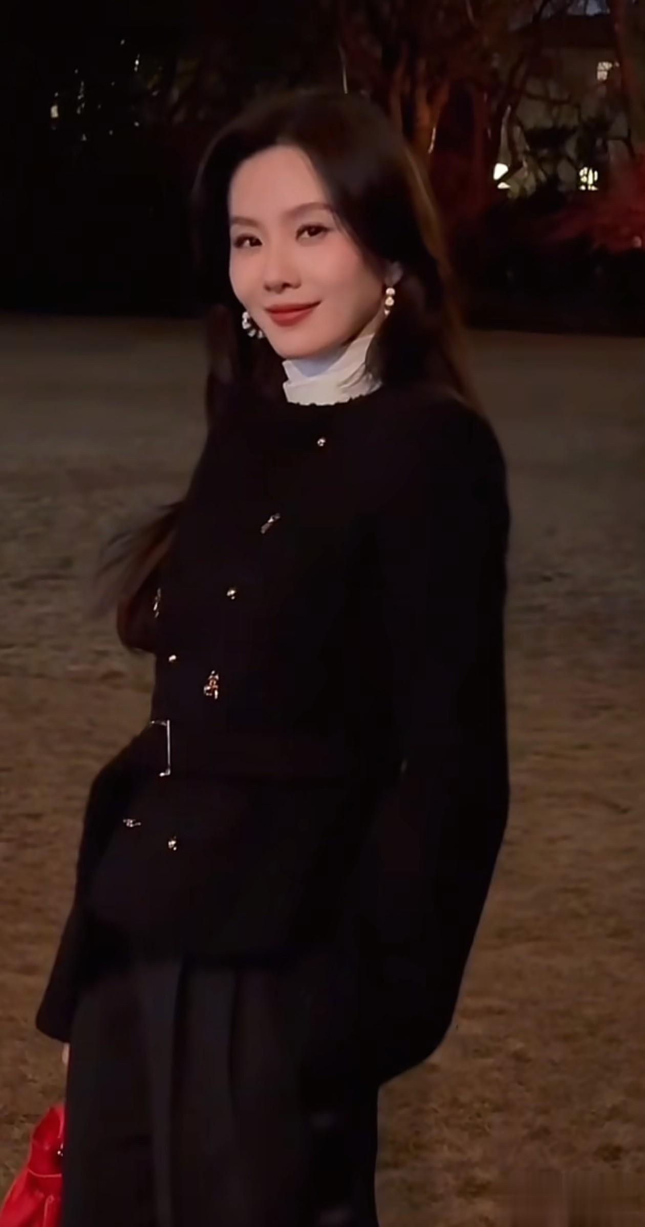 38岁刘诗诗活动穿搭：微卷发+收腰外套+阔腿裤，千金范十足