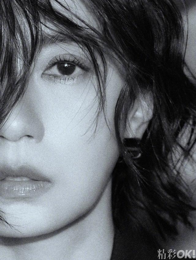 贾静雯戴黄金首饰登杂志封面，鹦鹉站在她肩上，短发的她很美！