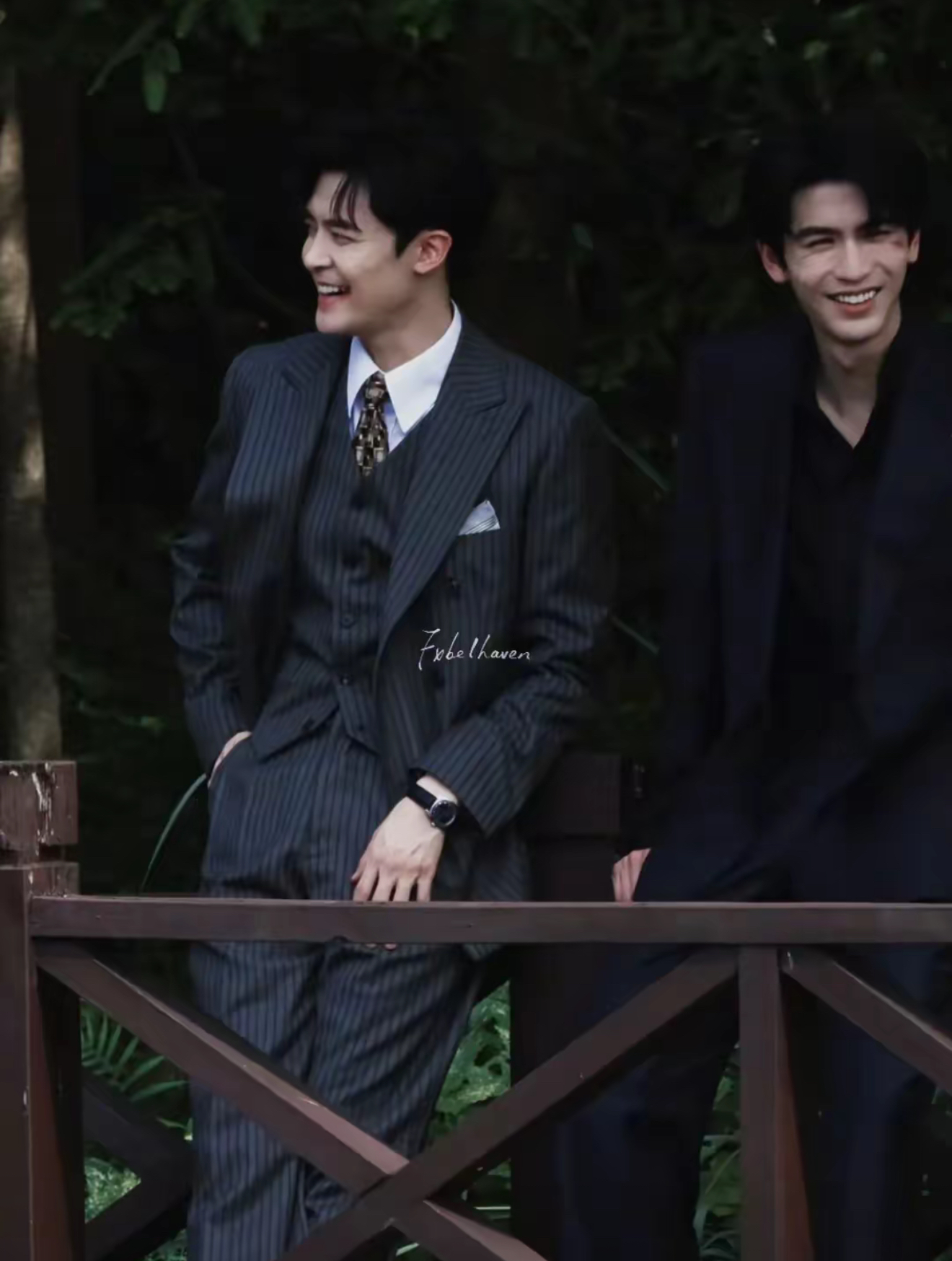 当付辛博与张凌赫同框，理解颖儿了，难怪结婚8年还会被帅到脸红