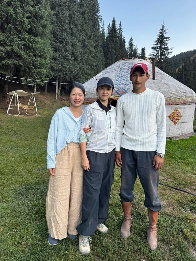 汤唯一家新疆度假，脸上斑点皱纹多但很真实，55岁金泰勇老了不少