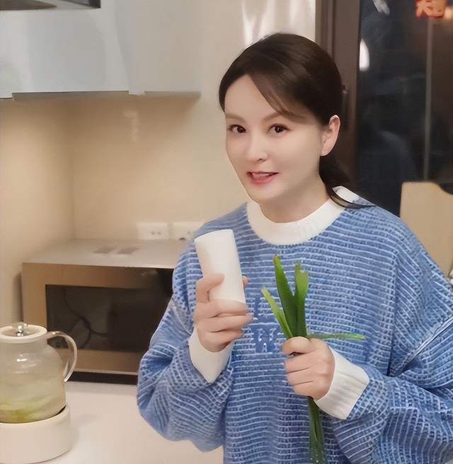 出道多年零绯闻,被富商苦追十年才结婚,如今一家三口很幸福