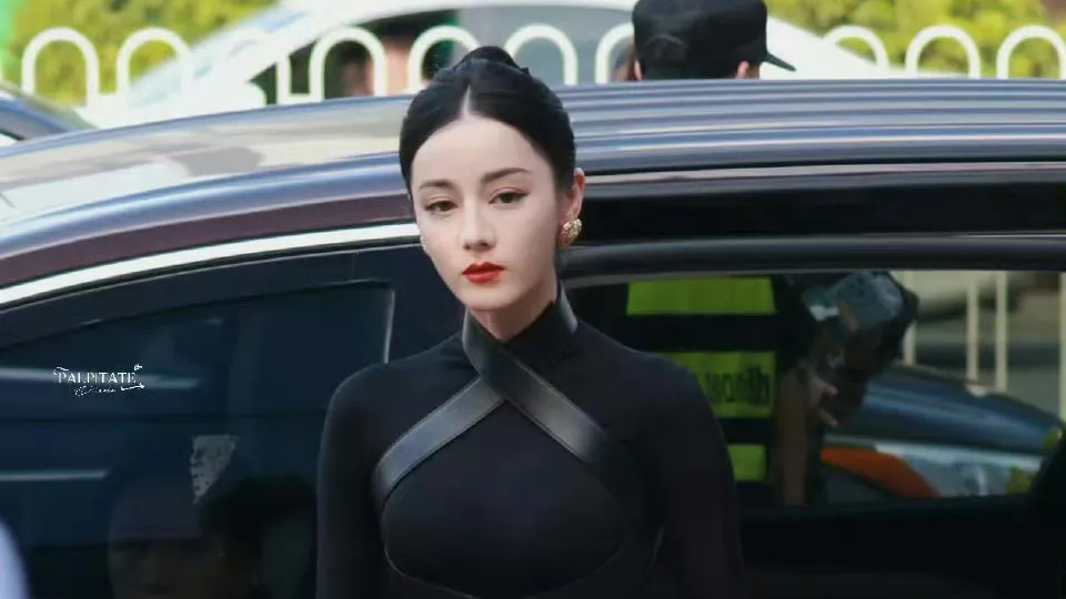 迪丽热巴穿着黑武士战袍，完美诠释S曲线的极致！