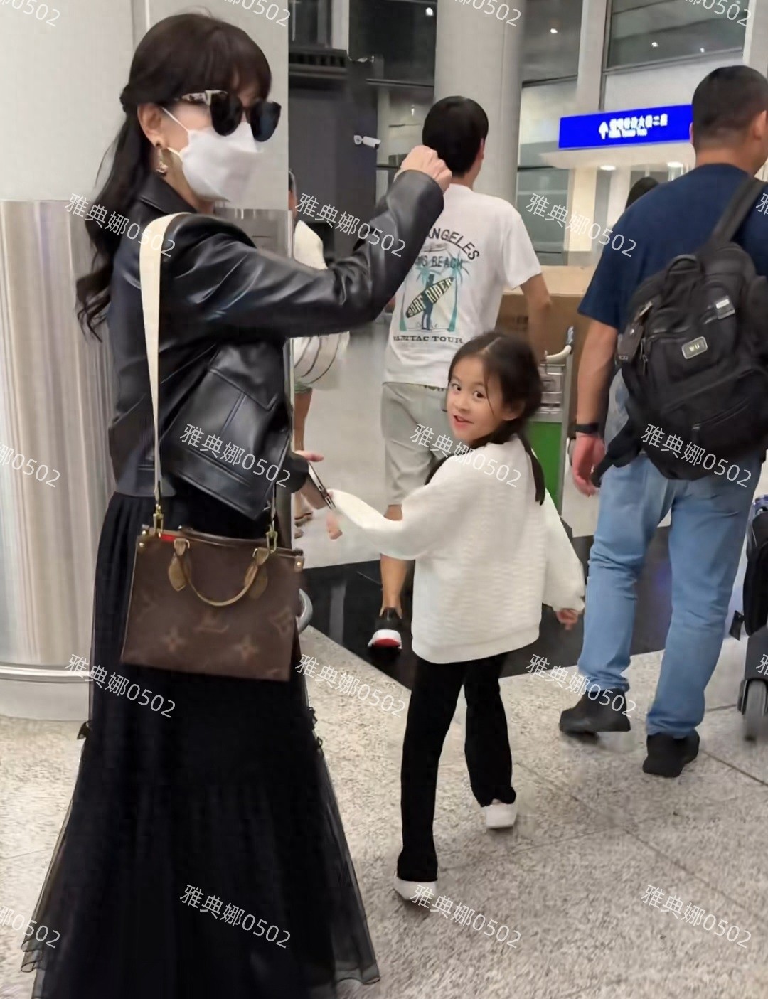 赵雅芝的孙女好漂亮长得很像奶奶，她老公快80岁了依然年轻帅气!