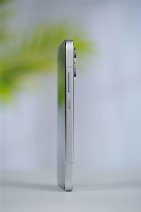 全息光刻美背太吸睛！OPPO Reno 15圖賞