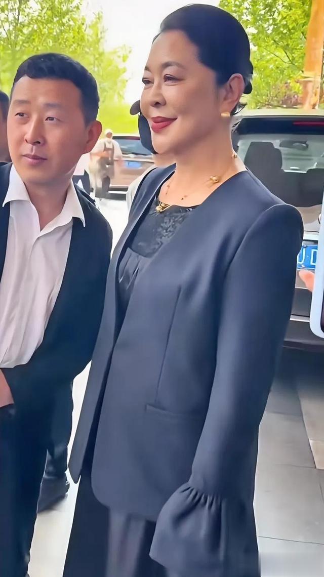 惊！66岁倪萍被偶遇，弯腰驼背且下巴遭吐槽太假