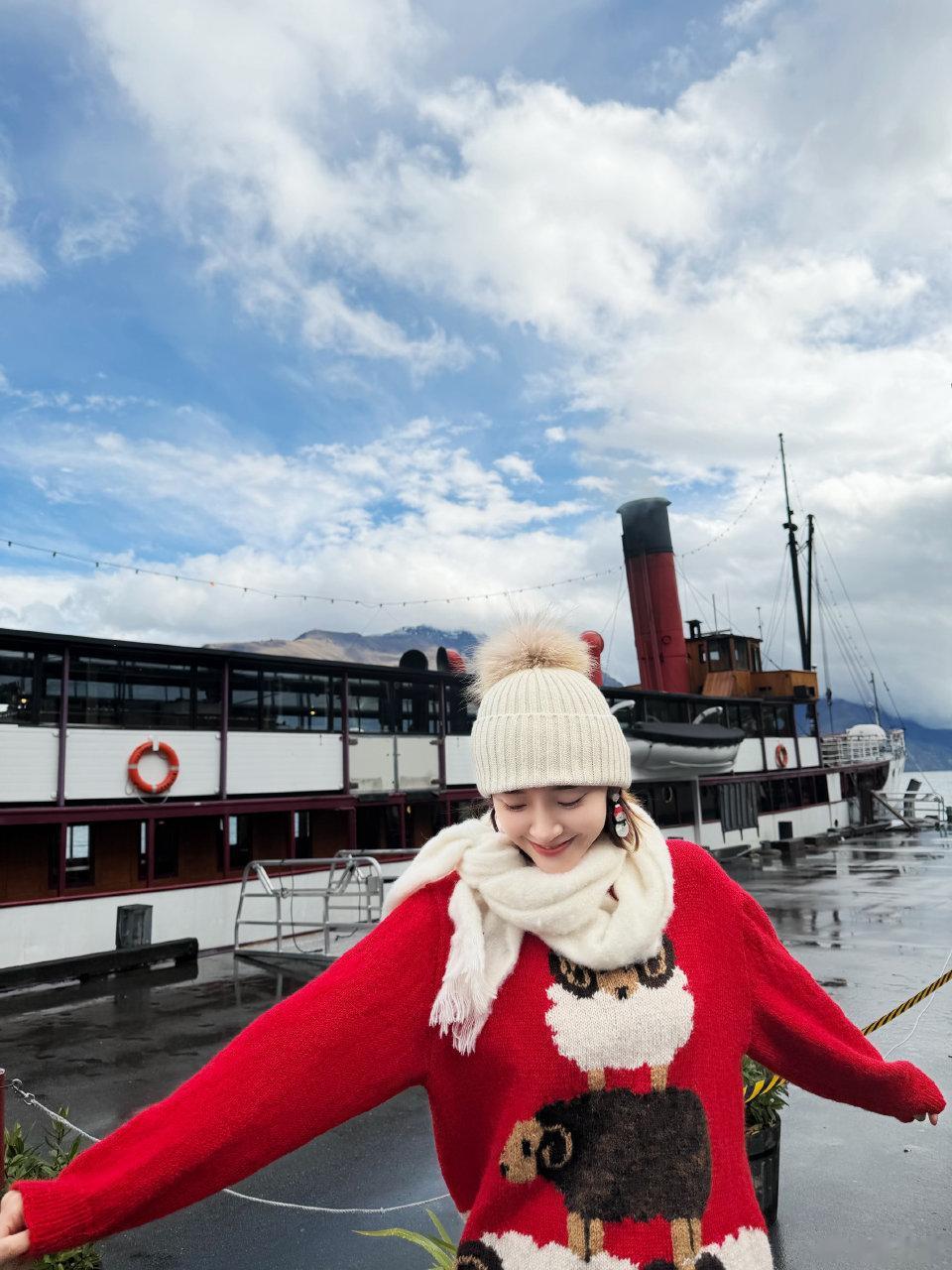 唐艺昕晒圣诞美照!穿红衣戴圣诞耳饰逛街,和女儿给老公买情侣袜