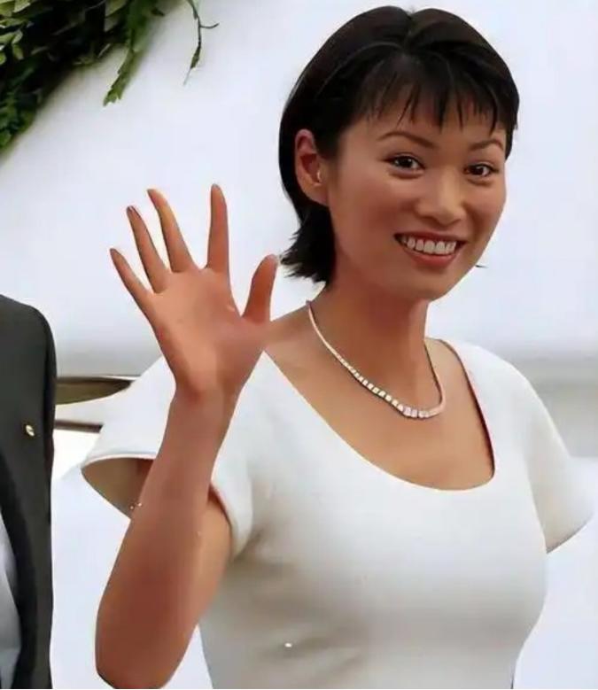 睡完首富睡总统：从捞女到顶级名媛，靠男人拿到268亿，她凭什么