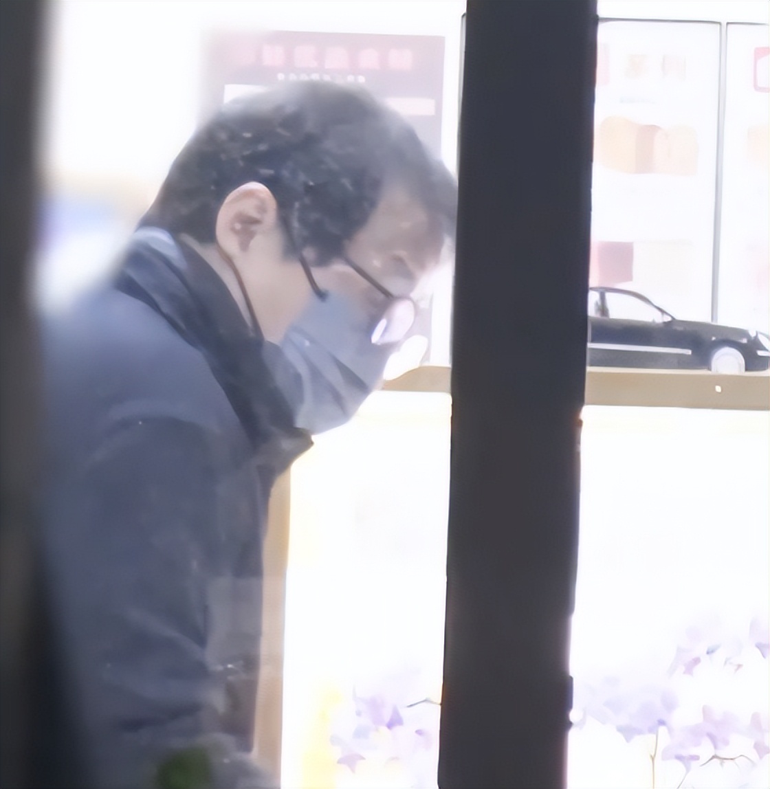 成龙被传“去世”后首次露面，深夜牵狗买面包，步伐稳健状态不错