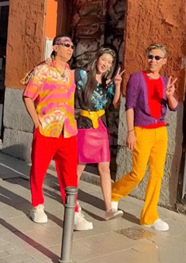 54岁孙红雷与50岁李乃文 28岁王玉雯现身街头，三人穿着鲜艳 好时髦